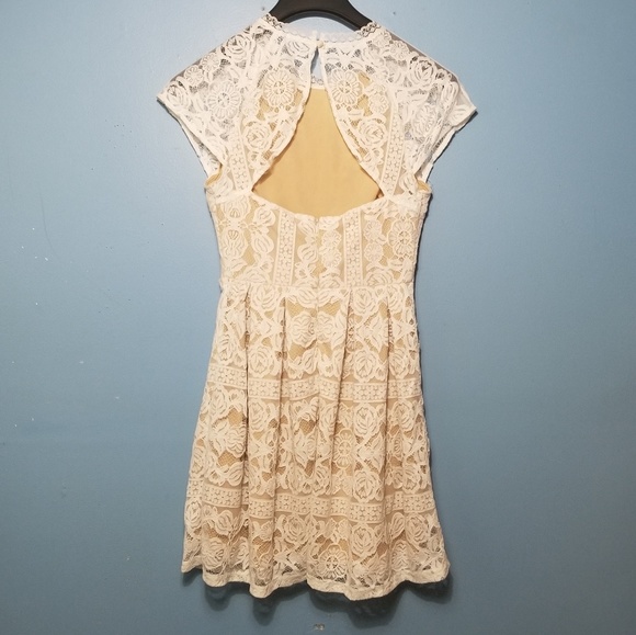 Francesca's White Lace Dress ( above the knee) - Picture 2 of 7